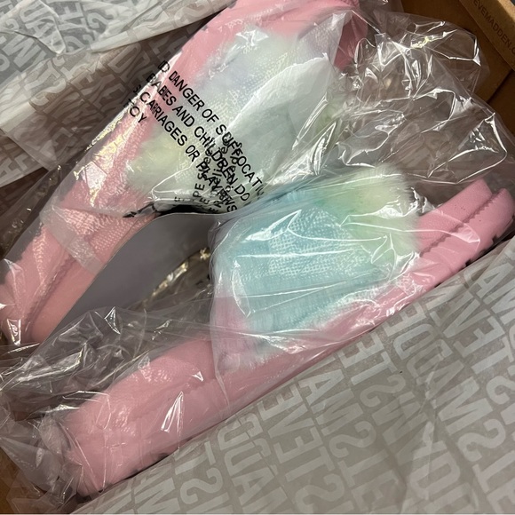 Steve Madden Sophlyn Tie Dye Pink Fluffy Fur Slide Sandals - Picture 3 of 4